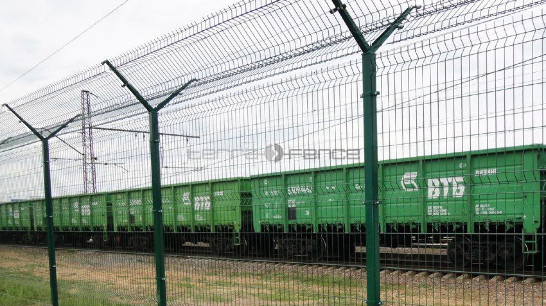 жд станция забор. забор найлофор 3д. шумозащитные экраны вдоль железной дороги. система периметрального заграждения на жд. ограждения железнодорожный.